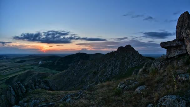 Romanya Nın Sonbahar Sabahı Karpat Dağlarının Kırsal Kesimlerinin Hava Görüntüsü — Stok video