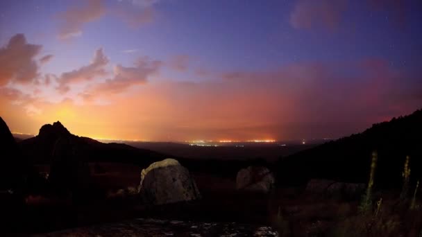 Горный пейзаж на восходе солнца — стоковое видео