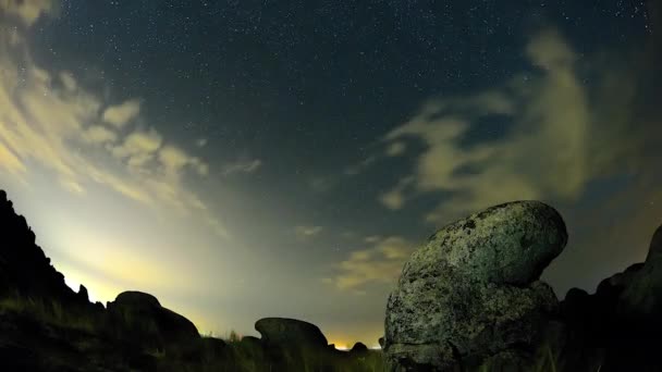 Ночное небо с молочным путем — стоковое видео