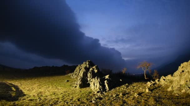 Zaman Içinde Alacakaranlıktan Geceye Hızla Hareket Eden Bulutların Görüntüleri — Stok video