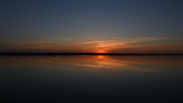 Coucher de soleil sur le lac — Video