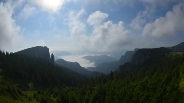 Dağlardaki güzel kış manzarası — Stok video