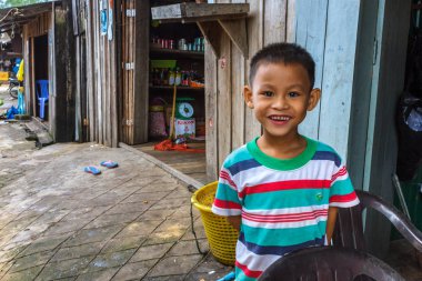 Balıkçı köyü Kamboçya'dan genç çocuk