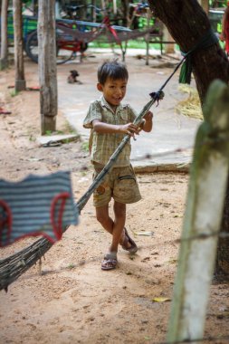 Kırsal evinin önünde Kamboçyalı çocuk