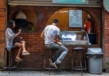 Katmandu, Nepal bir kafede insanlar yemek