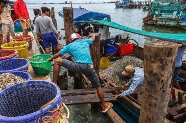 Kamboçyalı balıkçılar Sihanoukville dock üzerinde çalışmak