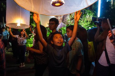 Genç bir çocuk Chiang Mai, Tayland kayan bir fener bültenleri