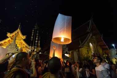 Bir grup Chiang Mai, Tayland yüzer fenerler bültenleri