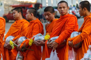 Genç rahipler Chiang Mai, Tayland bağış toplamak