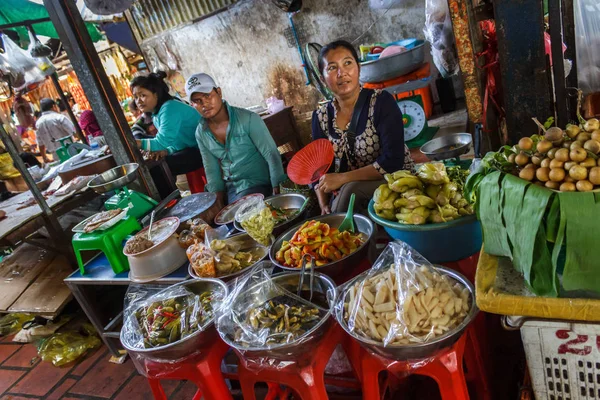 Vendedores de alimentos em um mercado ao ar livre no Camboja — Fotografia de Stock