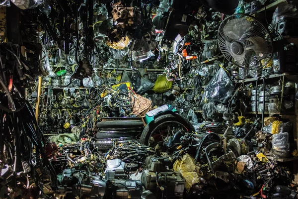 Auto parts supply in a Cambodian market — Stock Photo, Image