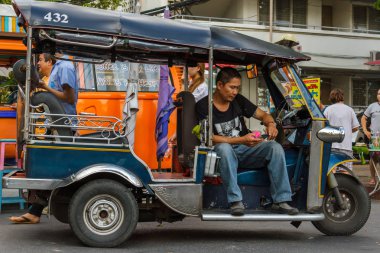 Bir tuk-tuk sürücüsü Chiang Mai, Tayland