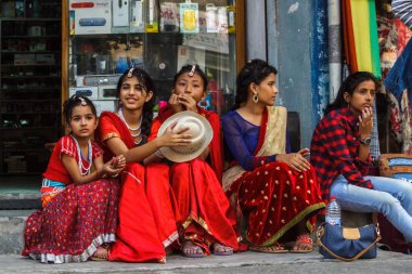 Kızlar Tihar Pokhara, Nepal için geleneksel giysiler içinde