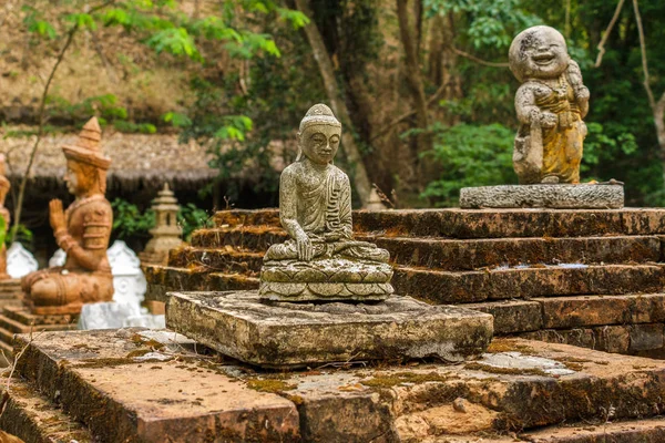 Statues bouddhistes à Wat Pha Lat à Chiang Mai, Thaïlande — Photo
