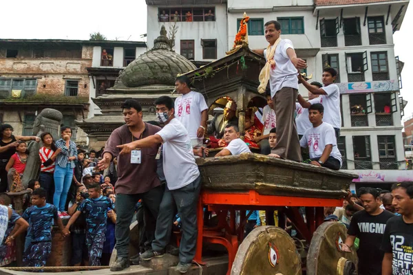 The Kumari, or living Goddess, is pulled through the crowd at Durbar Square in Nepal — Stock Photo, Image