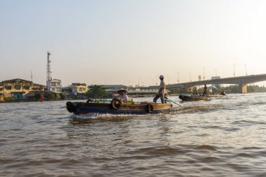 Tüccar ve turistler Cai süzülen Rang yakınındaki Mekong Nehri üzerinde