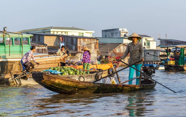 Tüccar ve Cai Can Tho pazarda yüzen Rang adlı Bayiler, 