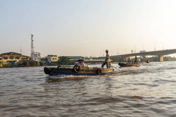 Tüccar ve turistler Cai süzülen Rang yakınındaki Mekong Nehri üzerinde