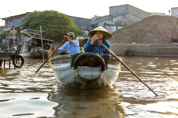 Bir erkek ve kadın aracılığıyla yüzen Pazar c Cai Rang kürek