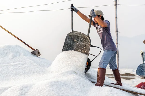 Bir adam Nha Trang, VI Hon Khoi tuz alanlarında tuz offloads