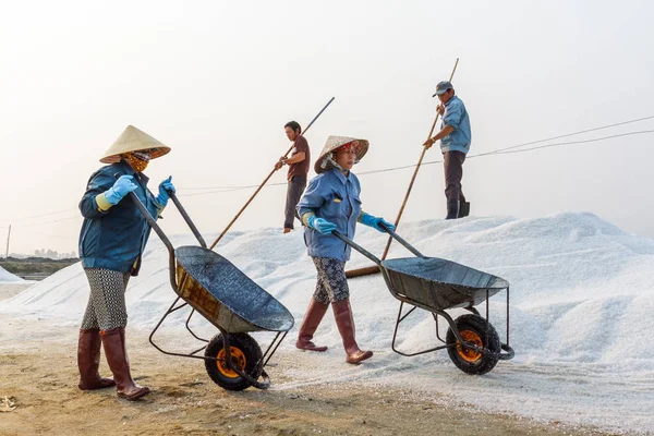 Nha Trang, Viet tatlım Khoi tuz alanlarında, tuz tarım işçileri