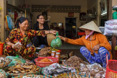 Bir müşteri et Nga Körfezi, Vie adlı bir semt pazarı satıcıdan satın alır