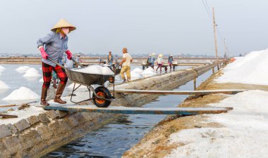 Bir kadın Nha Trang, Vietnam Hon Khoi tuz alanlarında çalışıyor