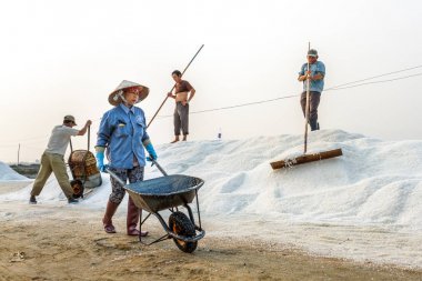 Nha Trang alanlarında işçilerin tatlım Khoi, tuz bir Höyük üzerinde tuz