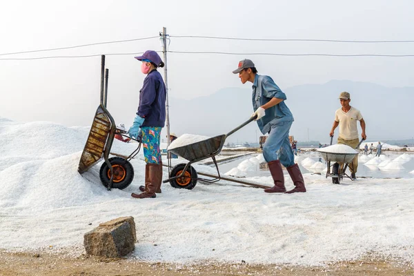 Nha Trang, Vietna tatlım Khoi tuz alanlarında, işçi sıraya girin