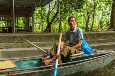 Trang bir Unesco Dünya Mirası site Ninh Binh adlı bir tekne rehber