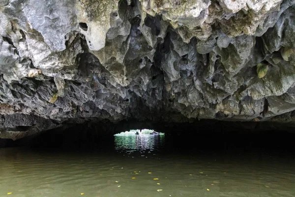 Entrando en una cueva inundada en Tam Coc en el Trang An UNESCO World — Foto de Stock