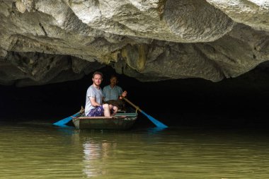 Trang bir Unesco Dünya sular altında bir mağarada çıkma bir turist ve Kılavuzu