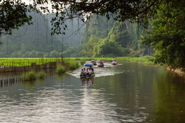 Trang bir Unesco Dünya Mirası STK Dong nehir üzerinde turist