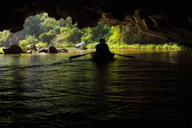Trang bir Unesco Dünya H sular altında bir mağarada iki tekne geçmesine