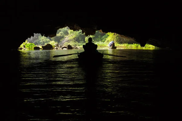 Un barco dentro de una cueva inundada en Trang An Patrimonio de la Humanidad de la UNESCO —  Fotos de Stock