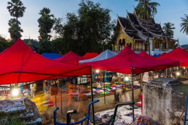 Gece Pazarı'na ve Luang Prabang, Laos Budist tapınağı