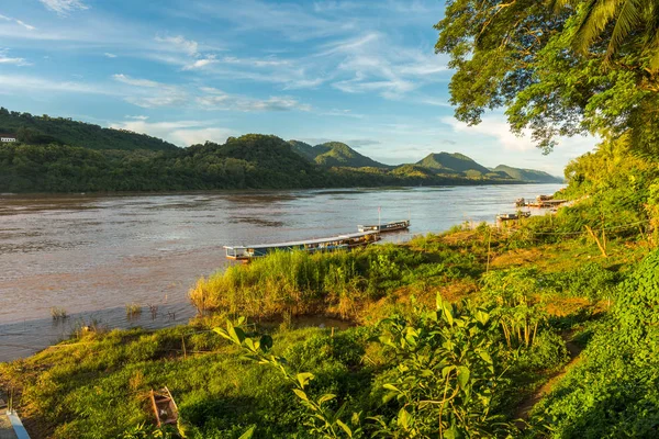 Tur tekneleri Luang Prabang, Laos Mekong Nehri üzerinde