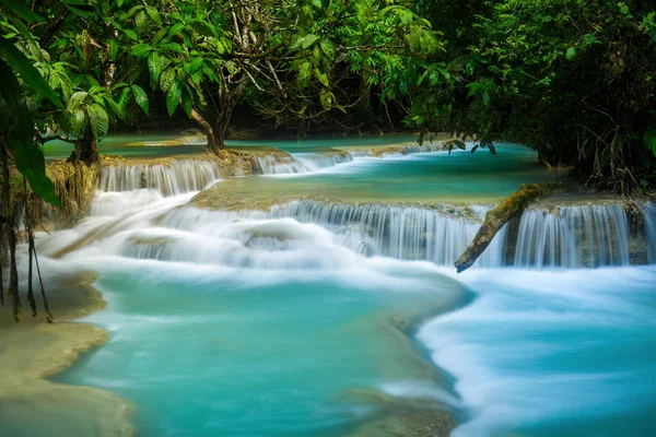 Turquoise water of Kuang Si waterfall in Luang Prabang, Laos — Stock Photo, Image
