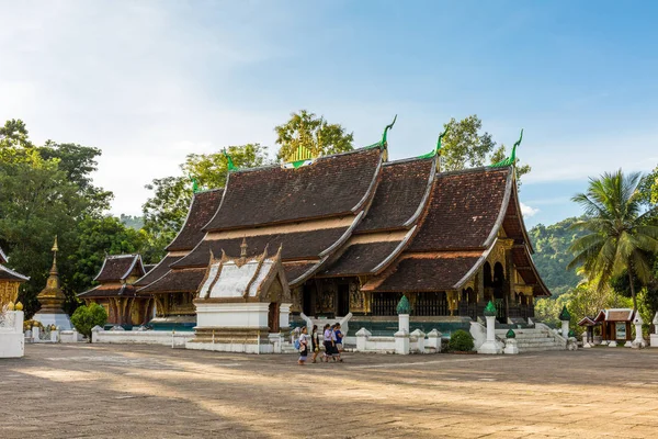 School children at Wat Xieng Thong, a Buddhist temple in Luang P Stock Photo