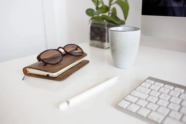 Lugar de trabajo con monitor de ordenador — Foto de Stock