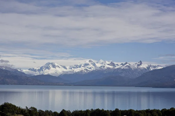 Paesaggio con vette montuose e lago — Foto Stock