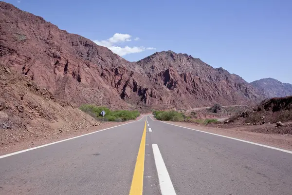 阿根廷有路和山的风景 — 图库照片