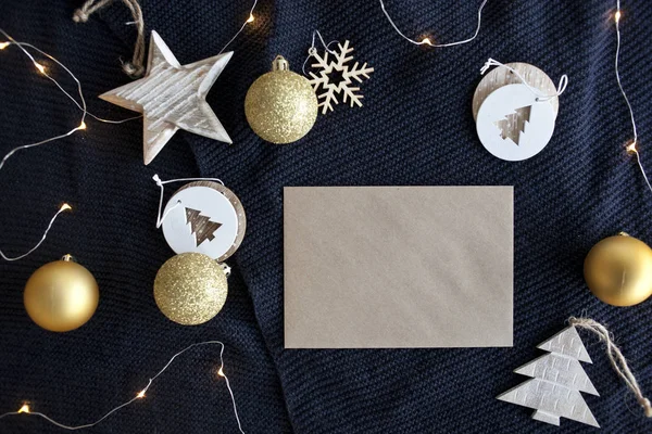 Sobre Papel Artesanal Con Copos Nieve Estrellas Bolas Navidad Guirnalda — Foto de Stock