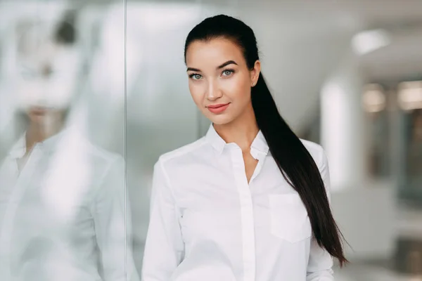 Portrait of business girl — Stock Photo, Image