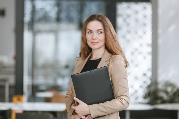 Portret van zakelijke meisje — Stockfoto