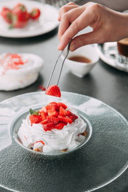 tatlı Pavlova hazırlanması