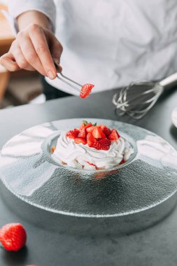 tatlı Pavlova hazırlanması