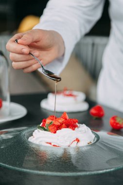 tatlı Pavlova hazırlanması