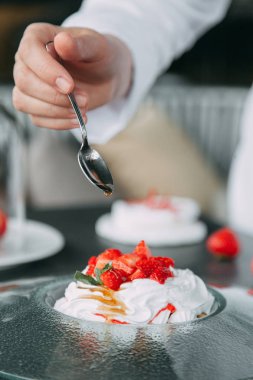 tatlı Pavlova hazırlanması