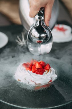 tatlı Pavlova hazırlanması